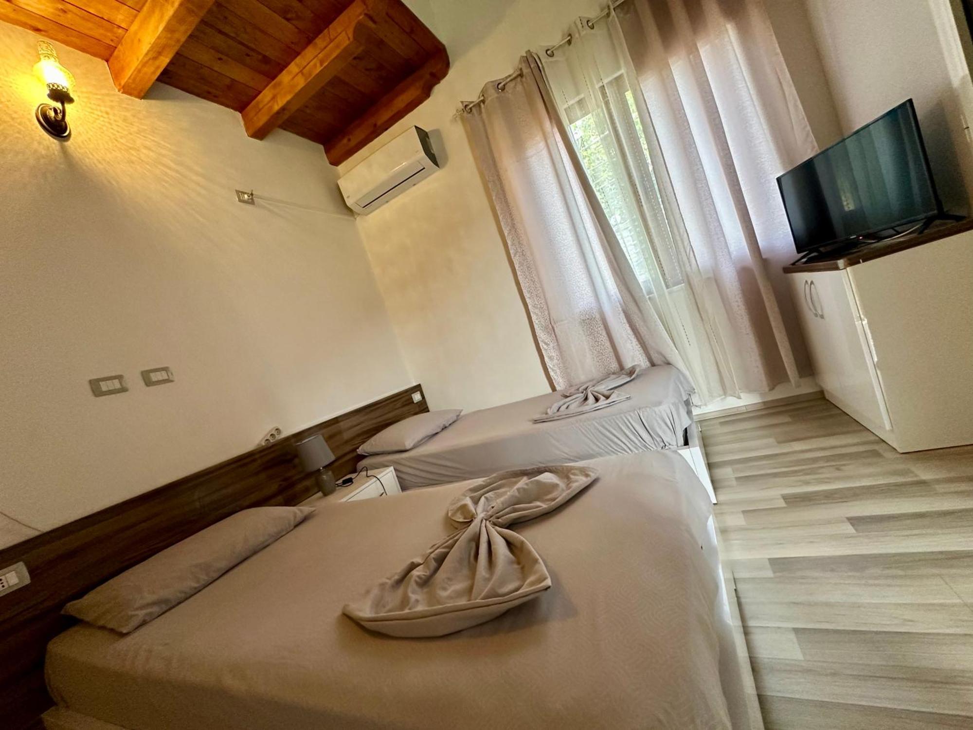 Casadolcecasa Hotel Shkoder Bagian luar foto