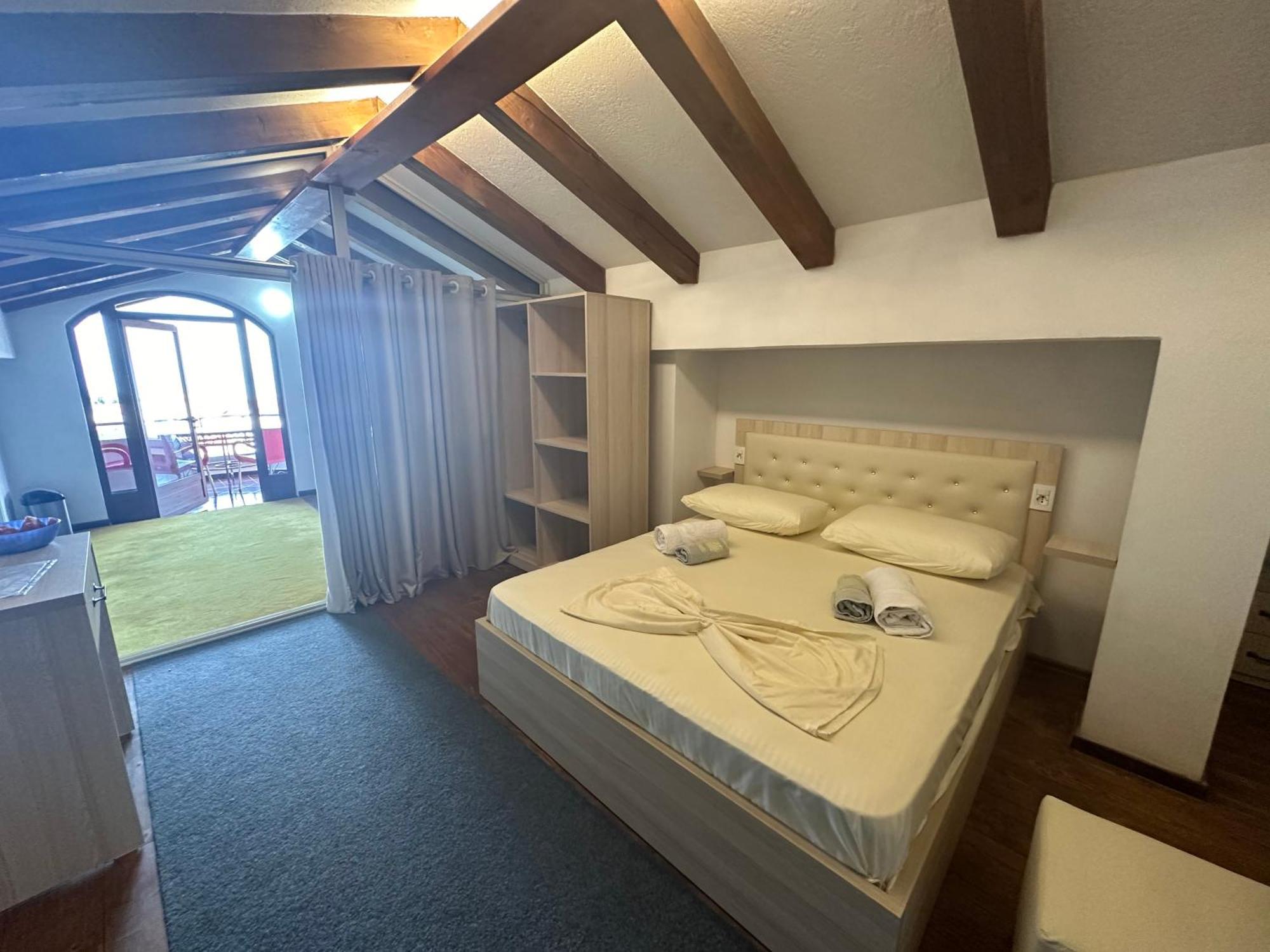 Casadolcecasa Hotel Shkoder Bagian luar foto